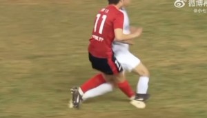 肿胀明显！博主晒三镇球员王毅脚踝被踩踏赛后情况