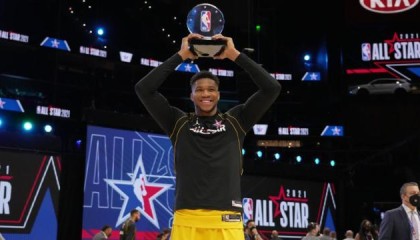 PG电子网站-字母哥终于捧起全明星MVP奖杯 下一目标总冠军